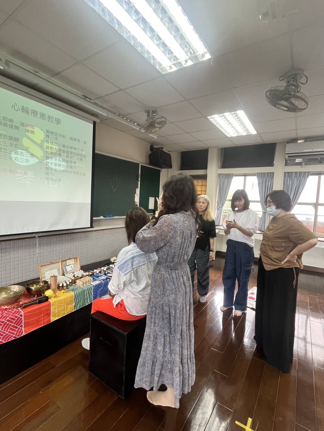 丹鳳高中芳療脈輪頌缽課,心得回饋與照片(2026.05) - 第8張圖 丹鳳高中芳療脈輪頌缽課