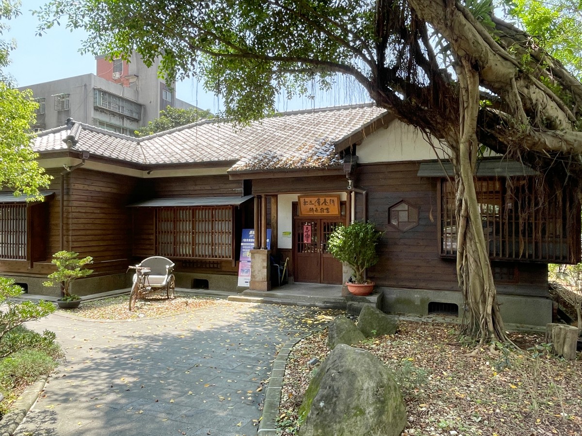 台北昆陽街的日式時光機:【靜心苑】百年老宅雙館深度散策,穿浴衣、嚐鍋物、聆聽老樹的療癒呢喃 - 第4張圖 靜心苑